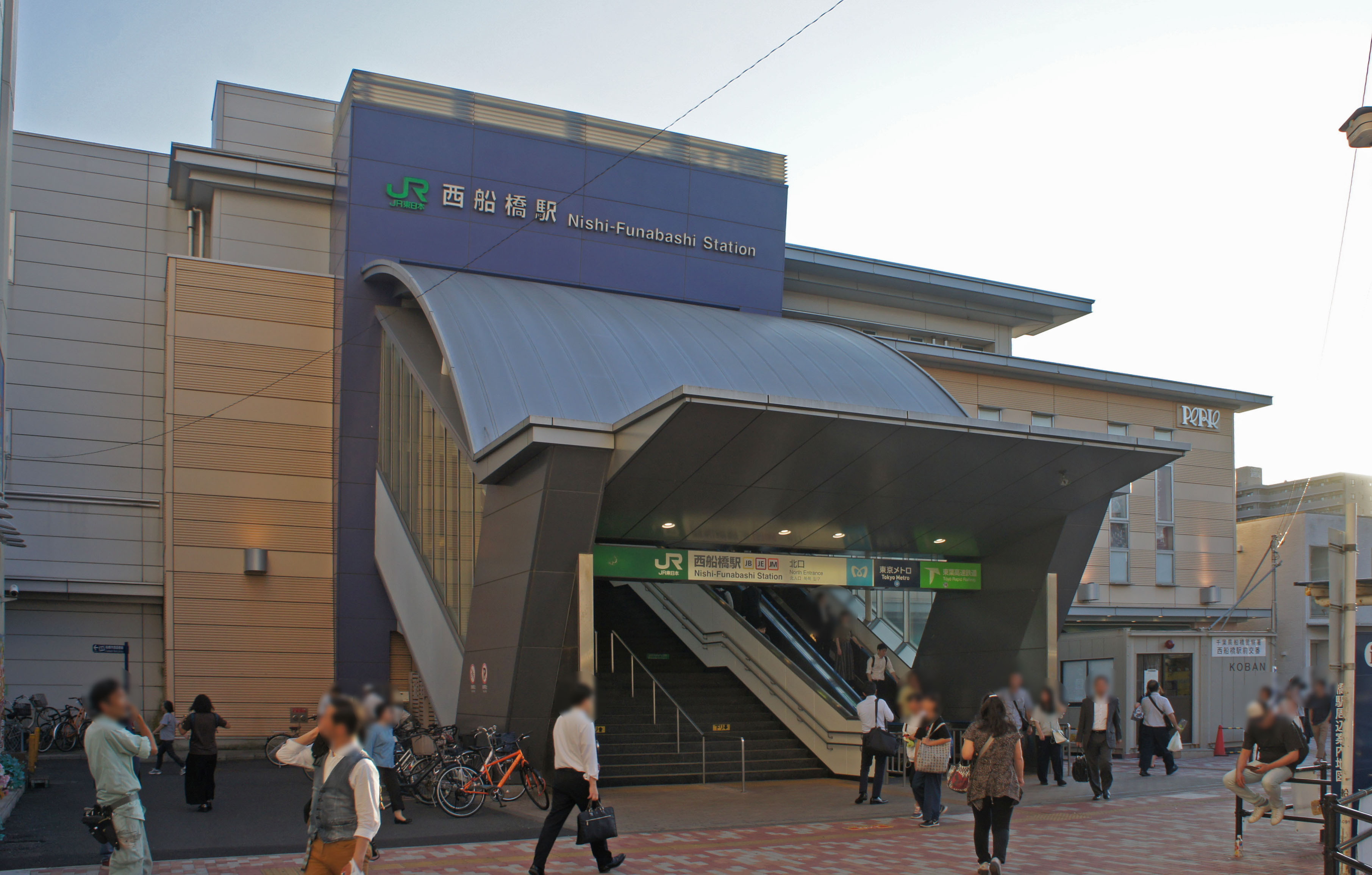西船橋駅北口の駅舎と階段(2019年撮影)